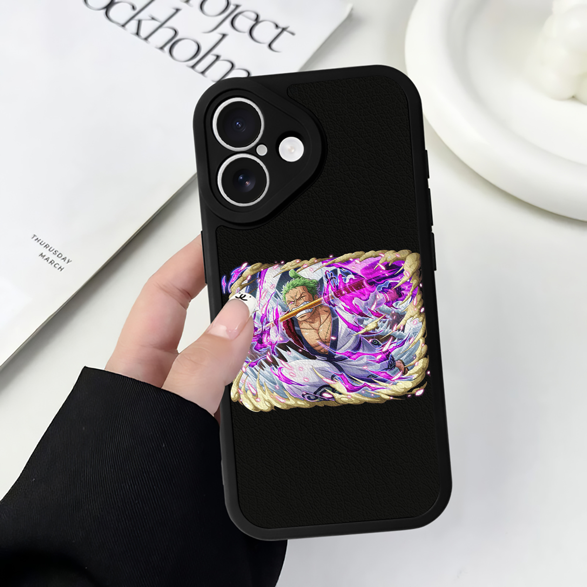 （画像用） ワンピース ロロノア・ゾロ ONE PIECE Roronoa Zoro 【iPhone 16シリーズ対応】シリコンスマホケース（レザー調） 材質：シリコン